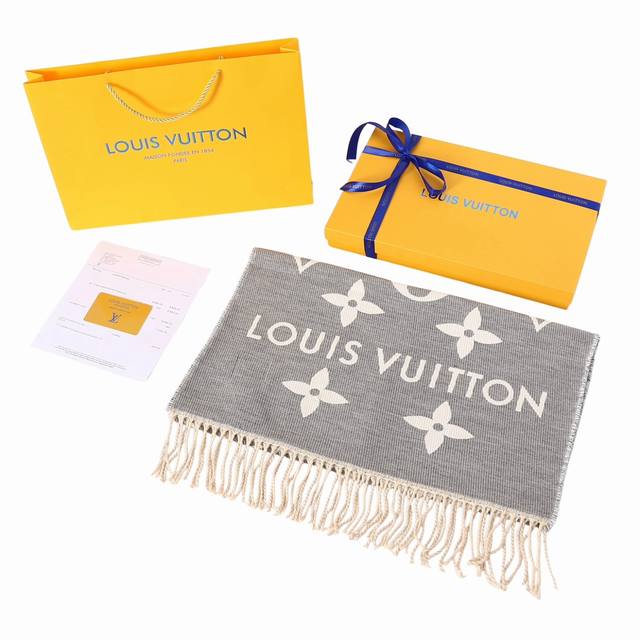 Louis Vuitton 时尚印花大logo流苏 羊毛 绒线围巾 灰色绒线围巾女款m77727-官网在售价p19,815Rmb，Lv Essential 围巾