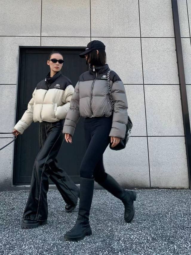 巴黎世家balenciaga新款拼色短款羽绒服 撞色的设计 拒绝撞衫个性十足 今年大的配色 定制面料。重叠拼色充绒视觉效果 90国标白鸭绒。高腰款，超级百搭 轻