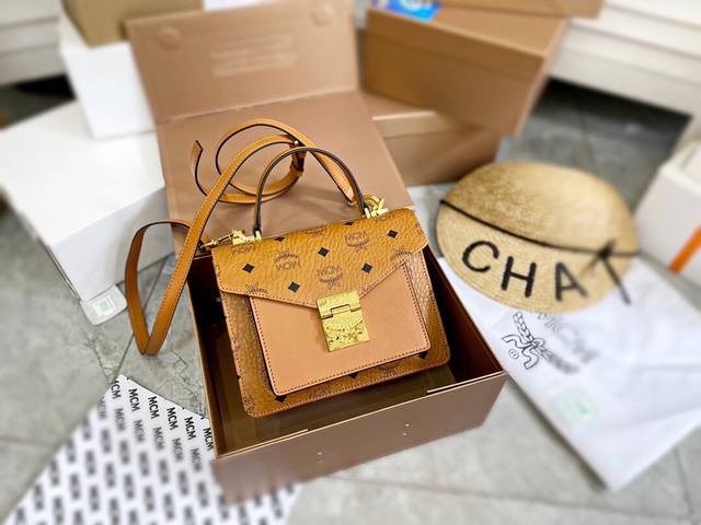 Mcm Tracy Satchel Visetos挎包，Mcm专柜最新款女士邮差包单肩包，顶级品质，随意比对，配专柜礼盒包装。这款经典挎包采用经典visetos