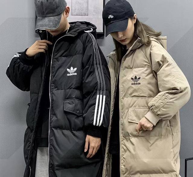 上新 上新 Adidas 三叶草经典三条杠长款羽绒棉服面包服，情侣款羽绒棉服，经典百搭永不过时系列绝佳冬季穿搭必备单品情侣闺蜜上身拍照超级nice 寒冬一定闭眼