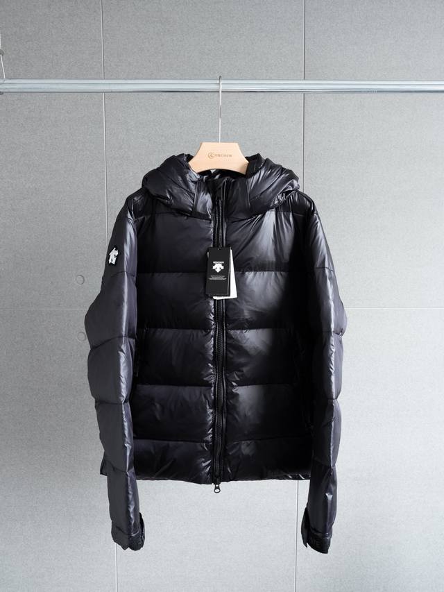 顶级充绒简约款 Descente Ski Style系列 黑曜石徽标羽绒服 - 颜色：黑色 - 尺码：S M L Xl 尺码表 S M L Xl 衣长： 71