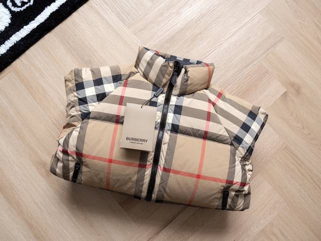 女士必入好款 Burberry 巴宝莉 F W23经典格纹拉链logo短款羽绒服 - 颜色：格纹色 - 尺码：S M L 尺码表 衣长 胸围 肩宽 袖长 S：