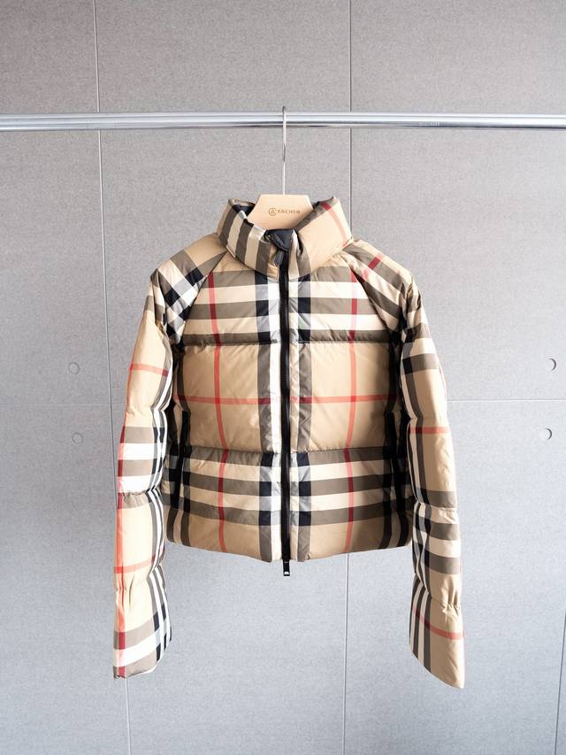 女士必入好款 Burberry 巴宝莉 F W23经典格纹拉链logo短款羽绒服 - 颜色：格纹色 - 尺码：S M L 尺码表 衣长 胸围 肩宽 袖长 S：