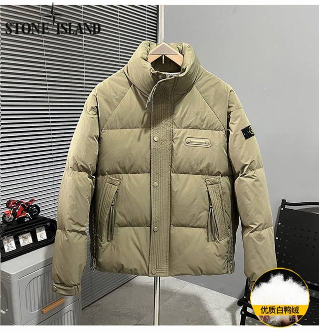 石头岛stone Island冬季新款，男女同款立领保暖白鸭绒羽绒服，潮牌羽绒外套，羽绒衣！冬装外套！ 颜色:卡其色，黑色，米白色 尺码:M-3Xl