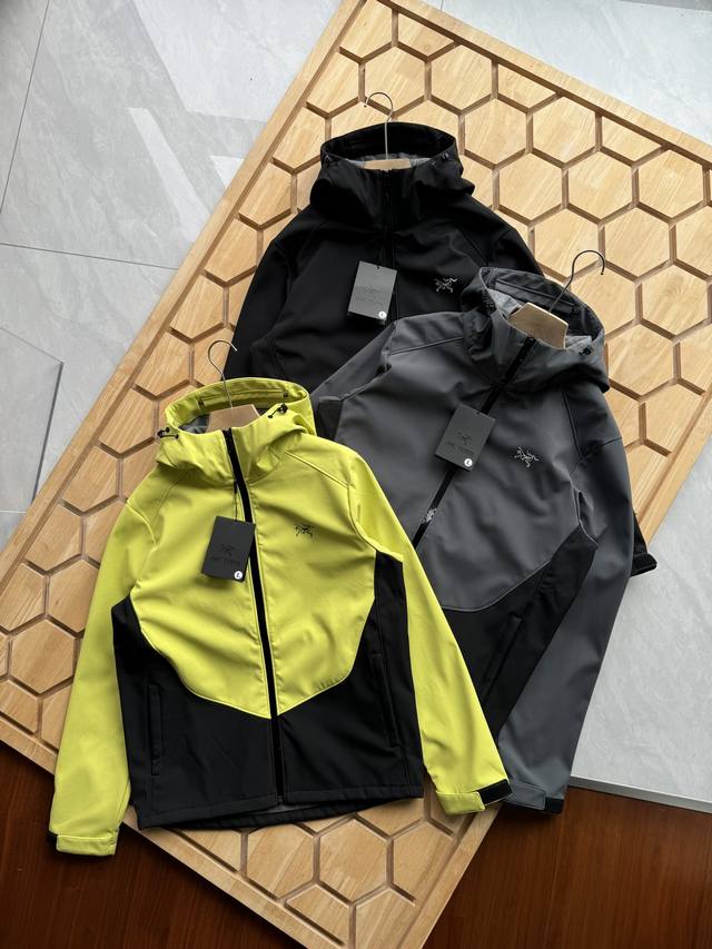 Arc'Teryx 24年冬季新品始祖鸟户外连帽加绒防风 男子软壳夹克 这款sawyer Wool 夹克采用轻薄耐磨的复合软壳面料，Dwr 持久防水 处理，耐磨