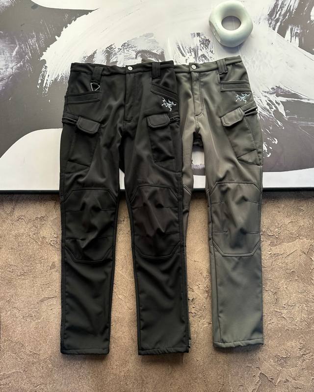 刺绣款 Arc‘Teryx 始祖鸟2024年冬季新款两色刺绣机能软壳加绒冲锋裤！！ 三合一复合面料，防尘防水加绒裤户外机能风3D 立体修身裁剪，高定户外机能面料