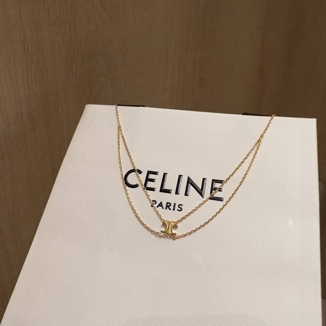 Celine 思琳双层凯旋门，Ce法式女孩的爱，赛琳女孩搭配氛围感满满，气质感拿捏妥妥的。双层链条设计，搭配金色凯旋门，简约的高级感，上耳特别好看，黄铜材质完美