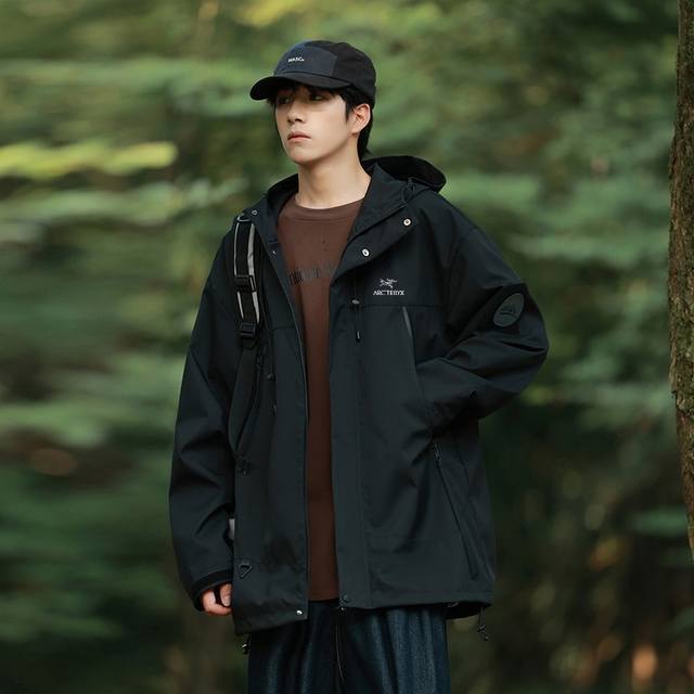 Arc'Teryx 始祖鸟限定冲锋衣登山服，工装连帽夹克，男女同款，户外登山外套，最新科技面料，轻薄而耐磨，防风防水且透气，适合多种活动穿着，经典印花logo，