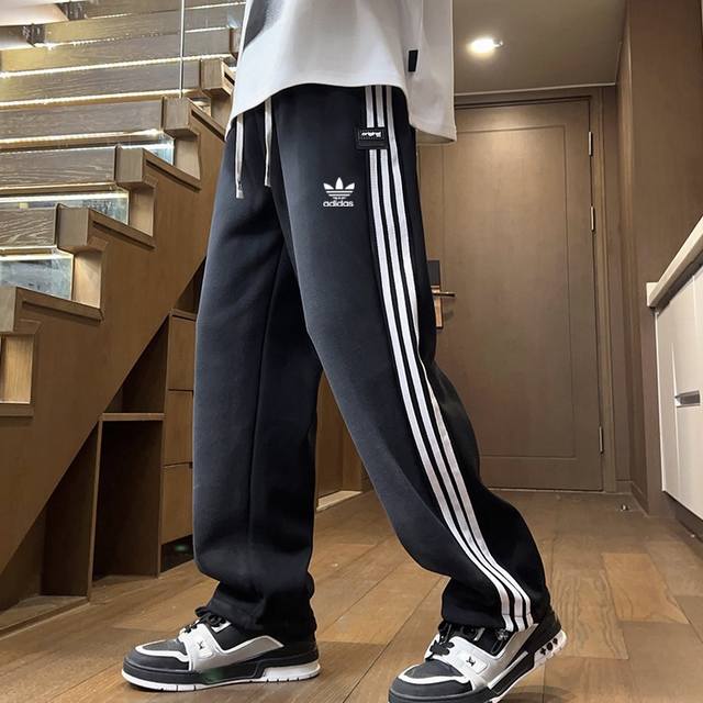 加绒 Adidas 阿迪达斯三叶草24Ss秋季新款宽松休闲三杠直筒休闲裤情侣款阔腿卫裤 优选面料 质感舒适 柔软透气 通勤百搭 不易变形 耐磨性好 侧缝织带拼接