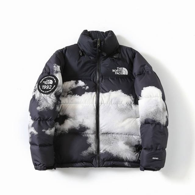 Tnf North Face 北面 30周年特别款 云朵扎染印花外套 1992徽章袖标羽绒服 男女同款 定制40D格子防水布料，内里采用尼龙nylon双层封禁经