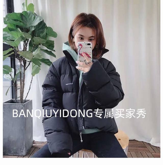 Balenciaga巴黎世家时装周设计师款羽绒服 迪丽热巴 权志龙 王一博 肖战 欧阳娜娜等等明星同款 这是集万千宠爱于一身的爆款羽绒服 半个娱乐圈明星都上身