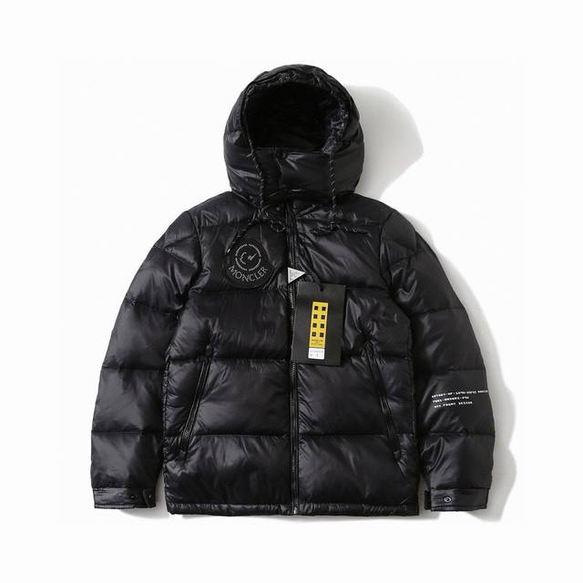 蒙口藤原浩地球联名moncler X Fragment Hiroshi Fujiwara联名系列fw22 Hantium字母印花连帽羽绒服外套男女同款 颜色：黑