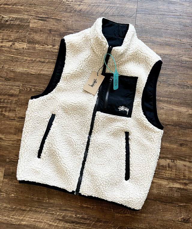 Stussy 斯图西假日系列 Sherpa Reversible Vest 双面羊羔毛抓绒拉链贴袋刺绣logo立领马甲 男女同款！！ 户外与街头属性无敌，优质厚