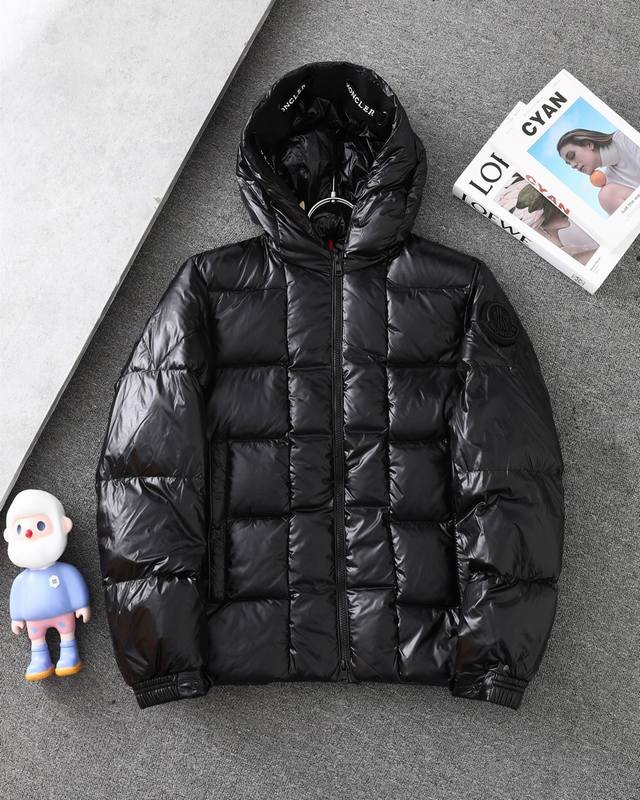 Moncler 蒙口dougnac系列连帽织带字母logo黑色羽绒服男女同款 材料工艺解析： 1原版nfc防伪芯片 2国标95%纯白鸭绒，市面独家使用顶级羽绒，