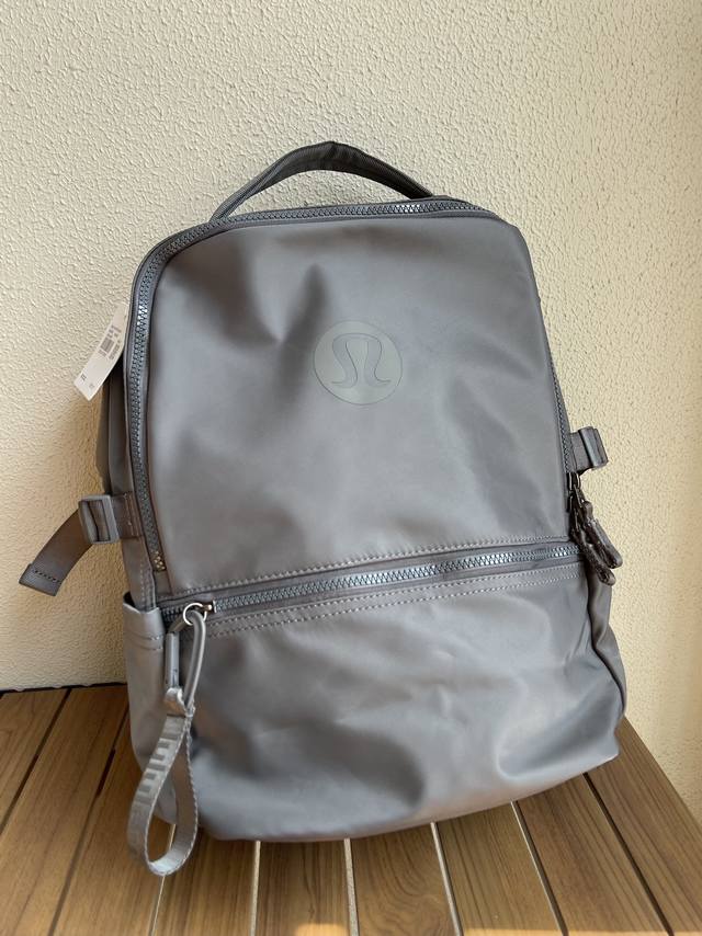 Lululemon 露露乐檬new Crew Backpack 22L双肩包旅行 瑜伽 防水 通勤男女背包 - 必备款但是细节功能一点不简单 这款背包含多个口袋