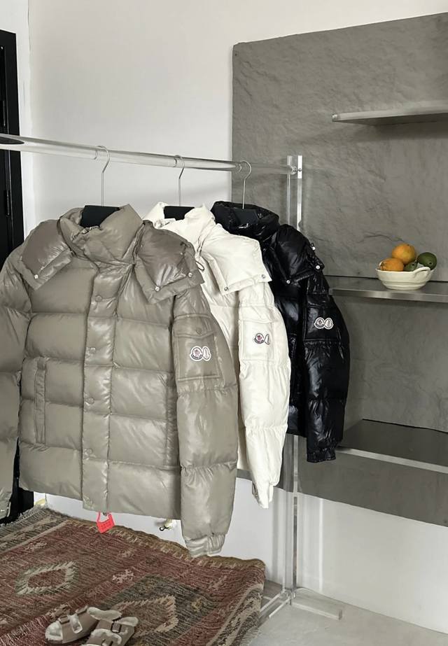 Moncler 蒙口70周年限定款男女同款羽绒服 Maya羽绒服专为庆贺 70周年重新诠释，全新色调焕新标志性款型。它是自由创意和感性态度交织在一起的运动美学的