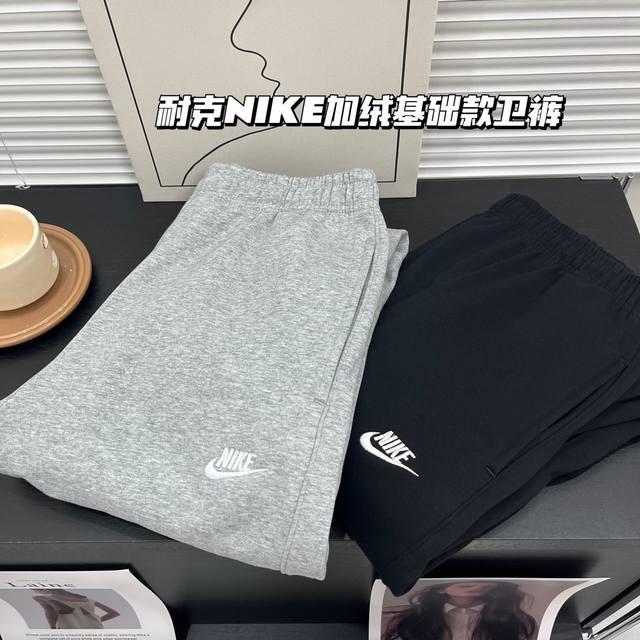 耐克官方男子长裤秋冬卫裤针织加绒休闲个性柔软标准款 Nike Sportswear Club Fleece 男子长裤是一款衣橱主打单品，采用柔软舒适的针织面料搭