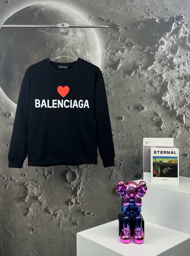 加绒卫衣上新：2024年秋冬季新品巴黎世家 Balenciaga 巴黎世家限定款爱心圆领加绒卫衣 情侣搭配绝对不踩雷！简单又熟悉的爱心符号，这可能也是我用的最多