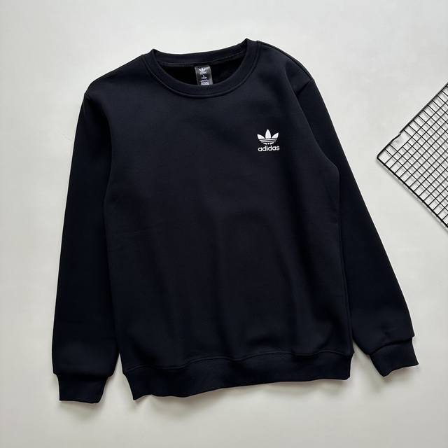 Adidas阿迪达斯印花加绒圆领卫衣！ 采用500克专柜1:1双珠地棉复合水貂绒面料，加厚保暖，细腻不易起皱，不起球不起毛，亲肤透气，贴身柔软！ 立体硅胶印花，