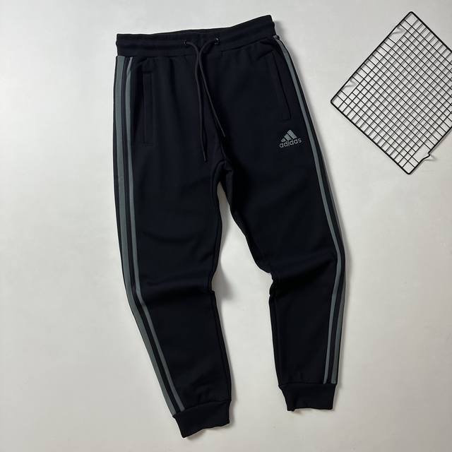 Adidas阿迪达斯24Ss冬季经典款刺绣logo加绒立领开衫！ 采用450克复合水貂绒面料,保暖修身,体感舒适。 经典刺绣logo，三条杠设计，细节满满，三标