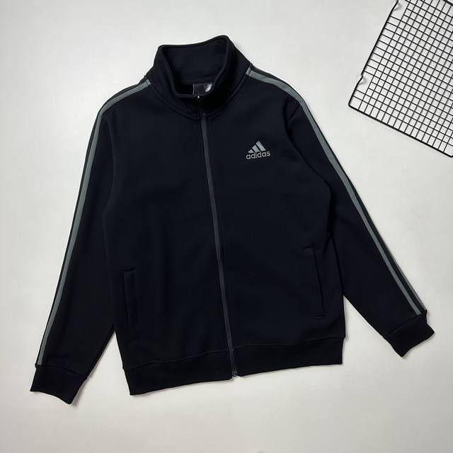 Adidas阿迪达斯24Ss冬季经典款刺绣logo加绒立领开衫！ 采用450克复合水貂绒面料,保暖修身,体感舒适。 经典刺绣logo，三条杠设计，细节满满，三标