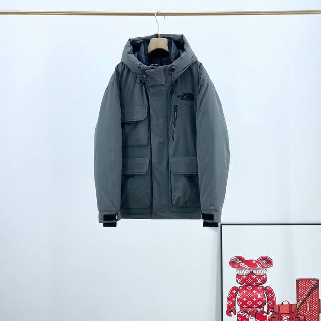 北面 The North Face多口袋工装防水连帽羽绒服 顶级原版复刻版本就是指目前国内最高版本 没有之一 我们出品必是精品 匠心做一件放到专柜就是zp的衣服