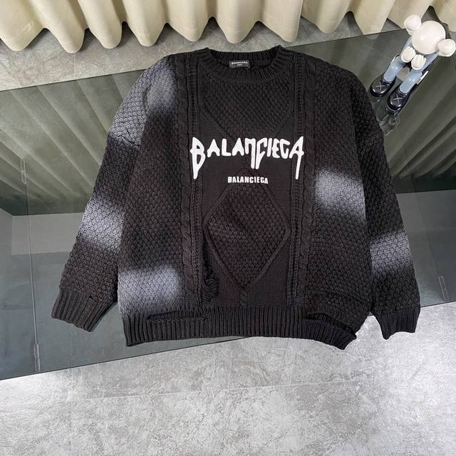 高品质 Balenciaga巴黎世家秋冬新款破洞字母喷画做旧毛衣圆领套头 定制原版全棉纱线面料，触感柔软舒适， 后辈涂鸦字母搭配 尽显潮流时尚风范 破洞领口袖口