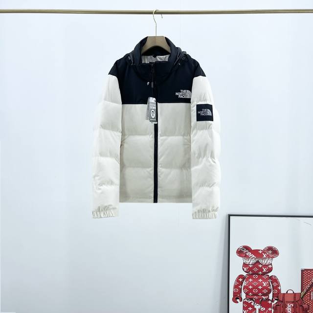 The North Face Tnf 北面 24Aw 92'S限定款灯芯绒羽绒服 灯芯绒一面前后胸采用刺绣logo 两只拉链口袋 黑色防泼水一面采用硅胶品牌标识