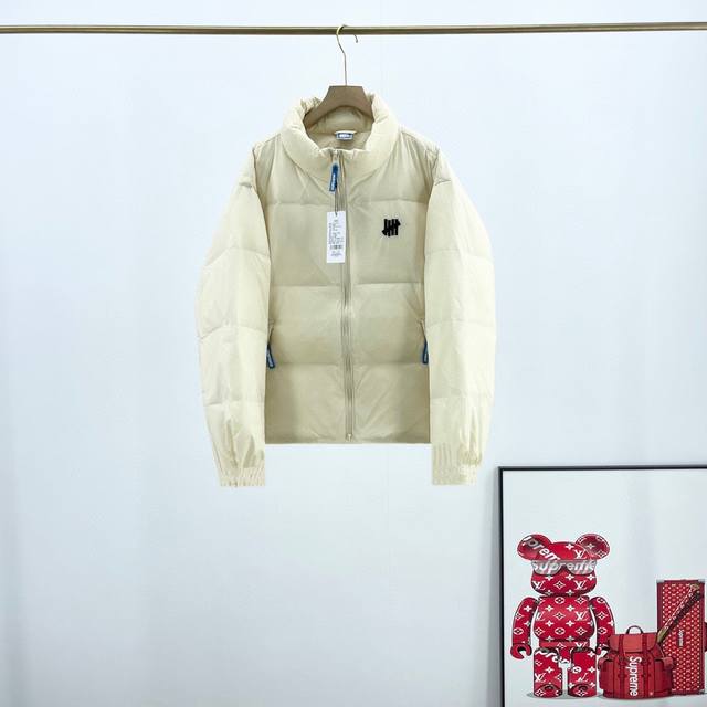 五条杠短款羽绒服 Undefeated男女icon羽绒外套24秋季新品 左胸刺绣小logo 男女同款情侣款 三标齐全现货 顶级的白鸭绒填充 堪称防寒神器，简单的