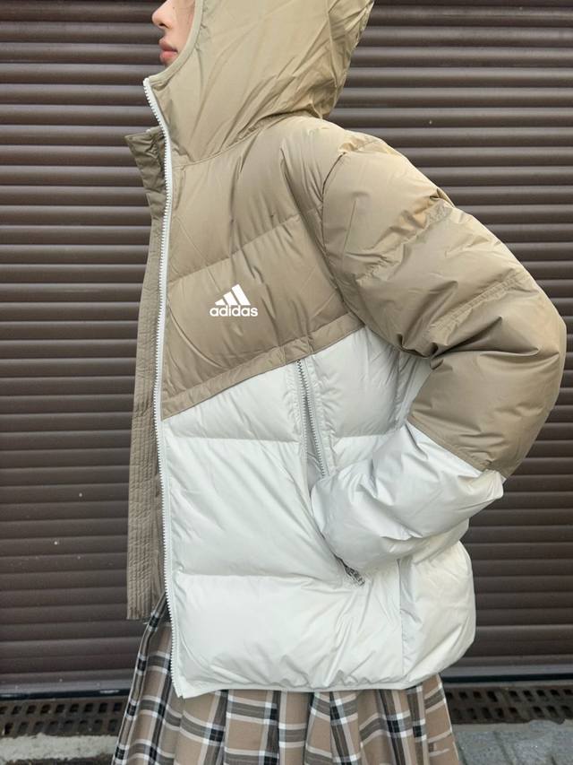 90白鸭绒填充阿迪达斯adidas燕麦色情侣款羽绒服外套情侣款男女同款穿搭 加厚充绒量！面料加厚舒适防泼水！采用金属拉链材质纵享丝滑 今年流行的色系而且经典 可