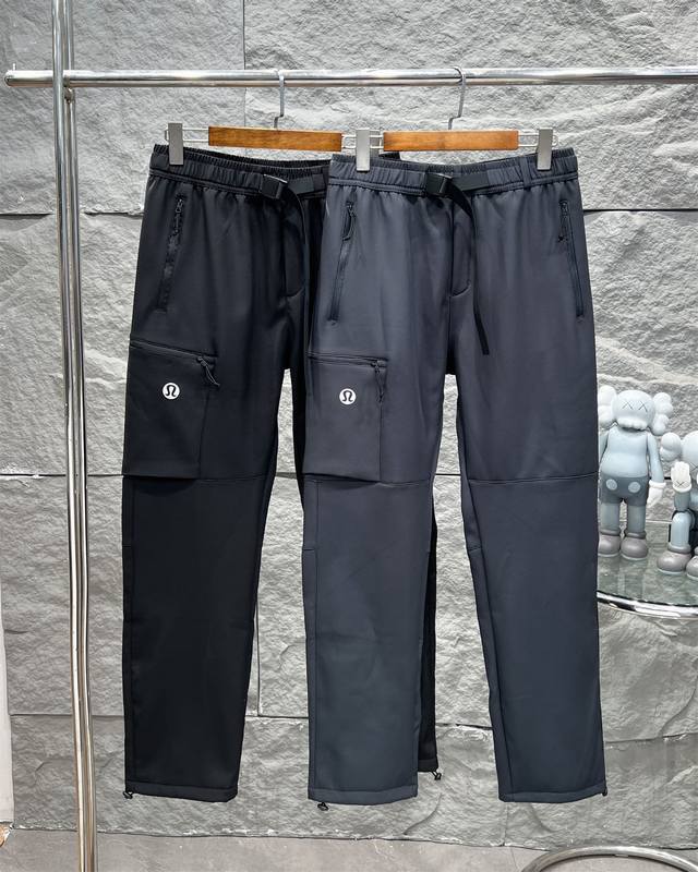 Lululemon 露露 工装口袋加绒软壳冲锋裤， 整箱货，老牌制作，机能性非常强 ！ 经典工装裤设计，立体裁剪口袋，裤脚可调节 经典logo诠释一贯的品质理念