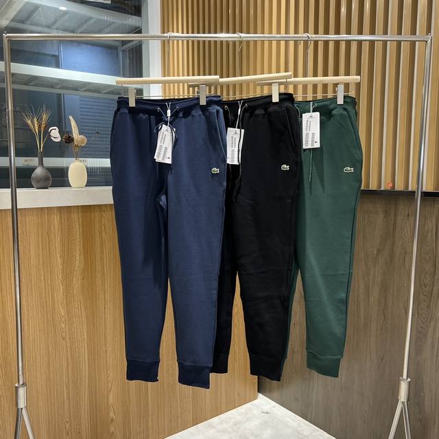 纯原单正品lacoste Fw22纯色鳄鱼标志束脚运动长裤，法国lacoste品牌的传奇故事诞生自1933年，那一年法国网球冠军rené Lacoste采用轻薄