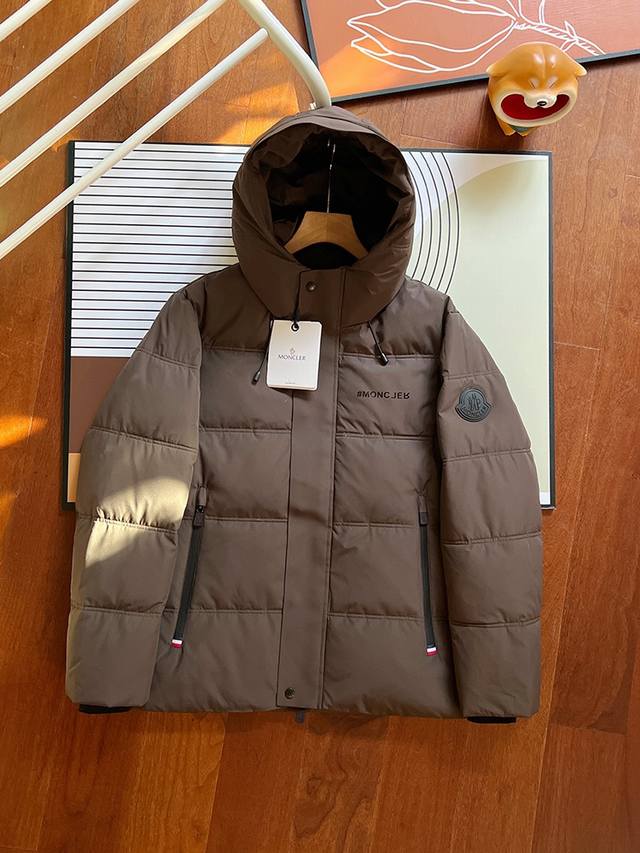 掌柜力荐，羽皇出品。新款黑武士。Moncler 盟可睐 蒙口 Madeira 男士羽绒服。 羽绒服是功能性衣橱的常备单品，采用longue Saison尼龙制成