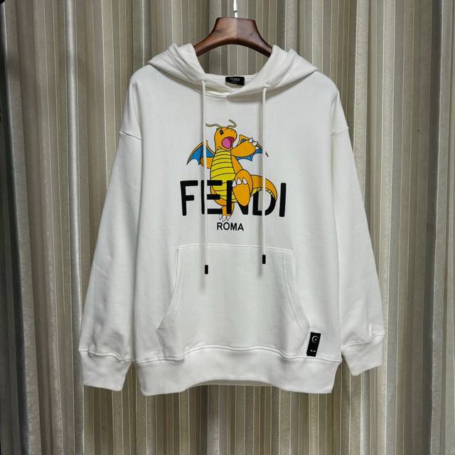 顶级版本 Fendi 芬迪 X 精灵宝可梦联名宋雨琦同款 24Fw秋冬新品龙年印花连帽卫衣外套男女同款 采用410G原版厚重面料 定制1:1辅料 特殊螺纹，炒鸡