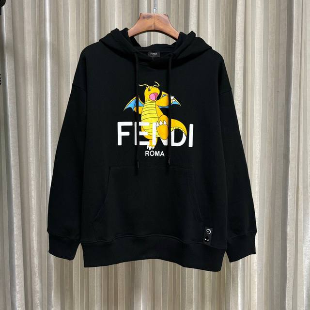 顶级版本 Fendi 芬迪 X 精灵宝可梦联名宋雨琦同款 24Fw秋冬新品龙年印花连帽卫衣外套男女同款 采用410G原版厚重面料 定制1:1辅料 特殊螺纹，炒鸡