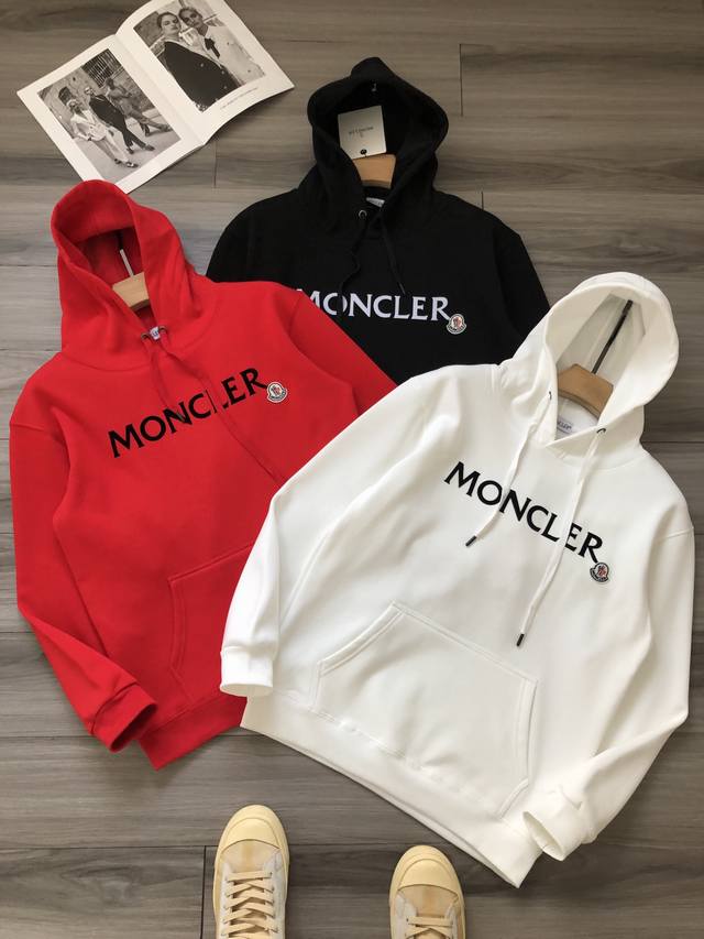 Moncler｜三色蒙口 徽标字母logo植绒刺绣男女款加绒连帽卫衣 颜色：白色 红色 黑色 材质：氨纶 棉纶 锦纶加绒复合面料. 工艺：植绒刺绣. 尺码：M-