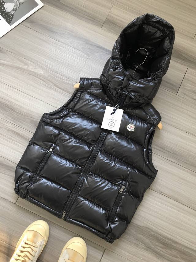 蒙口｜Moncler Maya 玛雅 徽标刺绣男女款白鹅绒羽绒服马甲背心. 颜色：黑色. 材质：定制聚酯纤维面料. 填充物：90%白鹅绒10%羽毛 双层胆布不跑