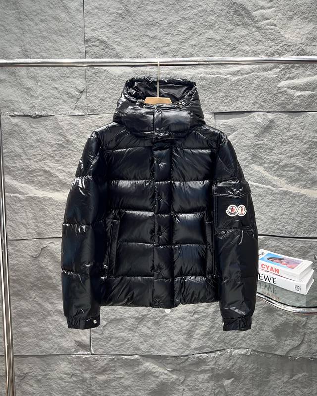 配高级防尘袋10！售后不退防尘袋 Moncler 蒙口23Fw蒙口maya玛雅70周年限定羽绒服 Moncler Maya 经典之作亮面小标羽绒服，袖口上的口袋