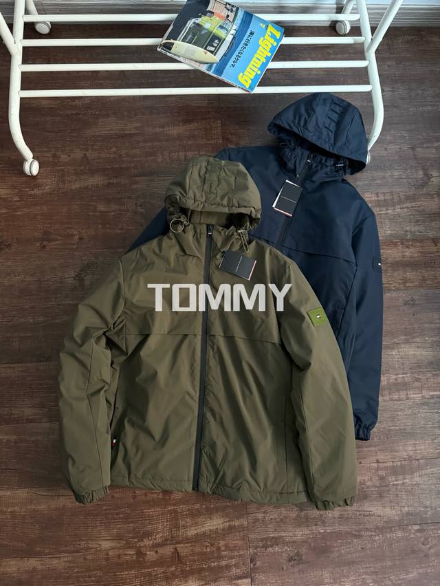 Tommy汤米海外爆款冬款纯原男士休闲棉衣棉服！原厂出货，只拿到两个色，但是绝对是超值！版型挺括，上身合身舒适，袖子上简单皮牌logo！帽子大字母刺绣！ 与其他