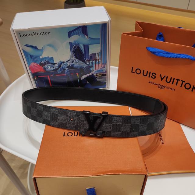 上新 专柜在售 顶级原单品质louis Vuitton 双面牛皮带身.双面同等质量.官网在售 品牌：Lv路易威登男士皮带真皮腰带.经典款 等级：高端品质顶级做工