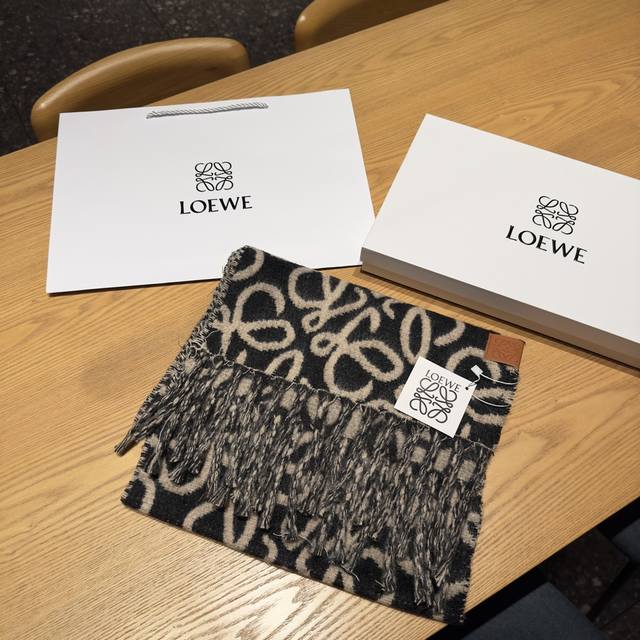 新款loewe罗意威涂鸦款双面围巾，罗意威专柜最新款围巾，男女同款。 Loewe超美新款围巾！超级推荐入手！超难买哦！原单品质好货，甩市场货n条街，进出专柜无压