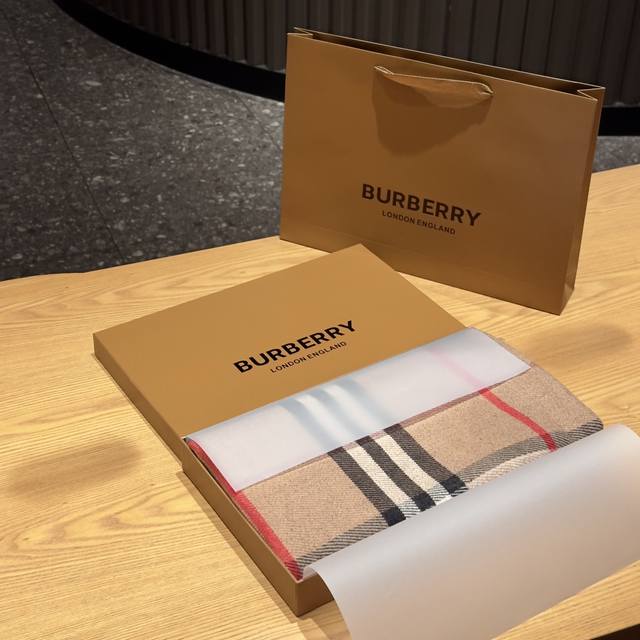 全套包装 不需包装10 Burberry 巴宝莉24新款伦敦塔桥图案双面羊绒围巾，藏在秋日里的日常潮搭软配饰 是否也出现在你的衣柜里。可披在肩上具有造型感 时髦