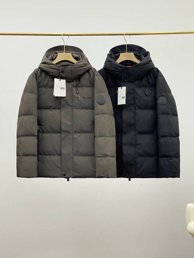 新款黑武士。Moncler 盟可睐 蒙口 Madeira 男士羽绒服。 颜色：黑色、咖啡色。 尺码：1、2、3、4、5。 羽绒服是功能性衣橱的常备单品，采用lo