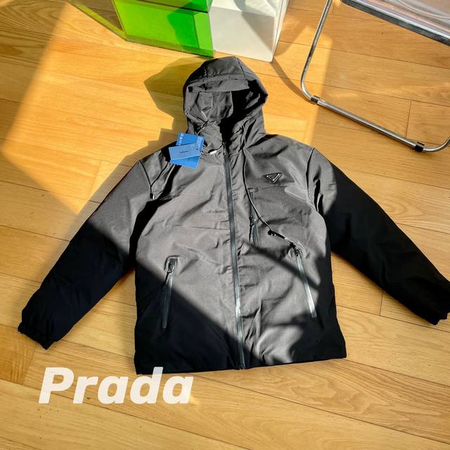 Prada 普拉达 新款三角标拉链开衫棉服外套。 - 购入原版开模打造，全套定制辅料，细节决定成败 - 普拉达 Prada 是意大利奢侈品牌，由玛丽奥 普拉达于