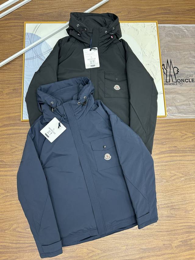 蒙口连帽胸前口袋款羽绒服 羽皇moncler 盟可睐 巴黎时装周走秀款 男士短款羽绒服。设计时尚百搭舒适透气、隐藏帽蒙口羽绒服 支持nfc芯片感应 官网同步发售