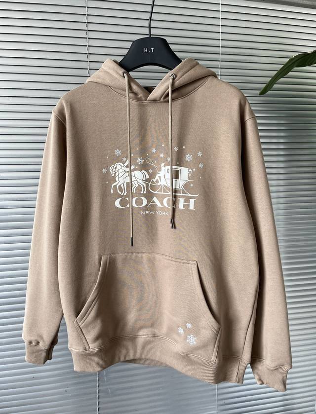 蔻驰coach 马雪橇图案女子时尚休闲春秋款连帽卫衣简约百搭套头衫！ 这款卫衣从选料到生产都一丝不苟，甄选新疆采棉带所制成的32支精梳棉双股纱线卫衣布，织出来的