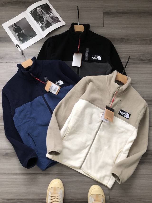 Tnf丨三色北面 The North Face 徽标刺绣男女款拼接复合抓绒摇粒绒夹克外套. 颜色：米色 藏青 黑色. 材质：抓绒摇粒绒面料. 工艺：拼接 刺绣.