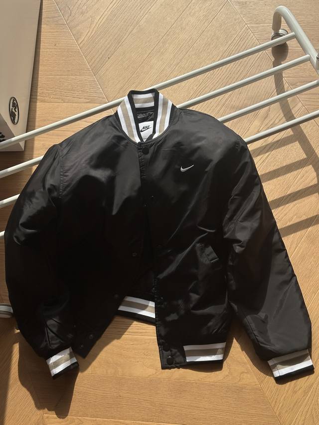 Nike Authentics Dugout 飞行夹克棉服外套男女同款 M Xxl 梭织缎面外层搭配合成材质填充物，在风加深度防水丝塔芙里料，顺滑亲肤，填充百分