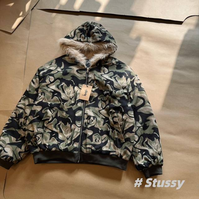 Stussy 24Fw 斯图西座山雕复古毛领迷彩连帽棉服 斯图西2024年度力作 经典迷彩座山雕毛领重回2024 这个冬天与你并存 舒适顺滑 众多网红上身 热度