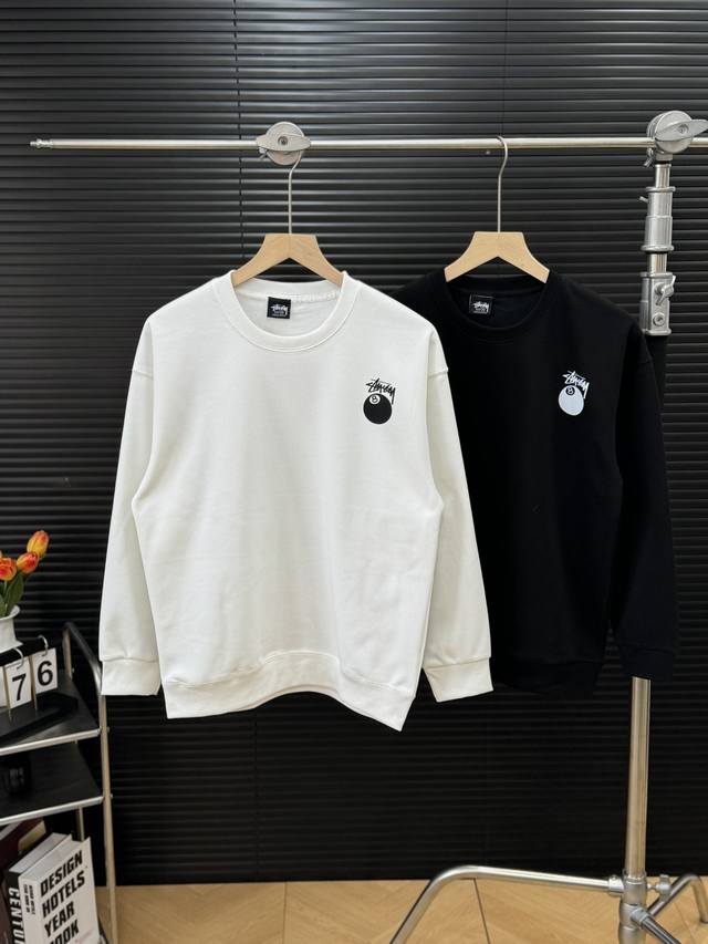 Stussy 斯图西 秋冬季经典基础黑8印花男女情侣圆领卫衣 -颜色：黑色 白色 -尺码：M L Xl 2Xl 3Xl 高品质360克高克重纯棉，亲肤透气不起球